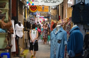 FOTO 9 - A Narrow Soi at Chatuchak Weekend Market, Bangkok, Thailand_JJ Harrison Creative Commons