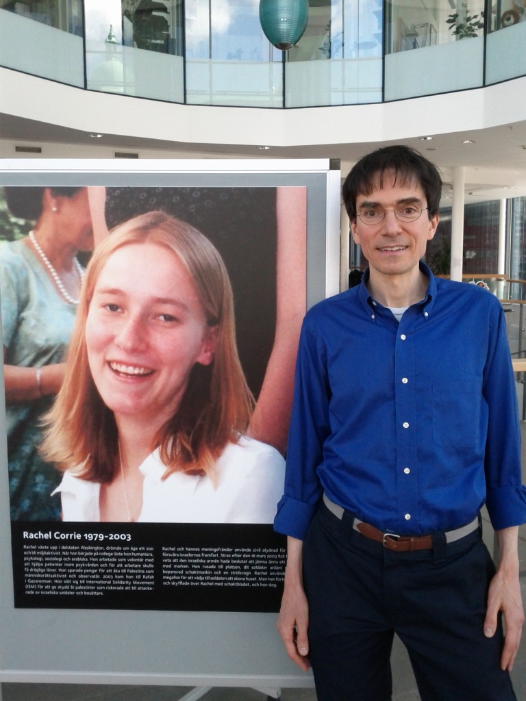 Brian Palmer next to a picture of Rachel Corrie, an American human rights activist who was killed by an Israeli bulldozer when she tried to prevent the demolishment of a house in Palestine, 2003. Photo: Margit de Boer